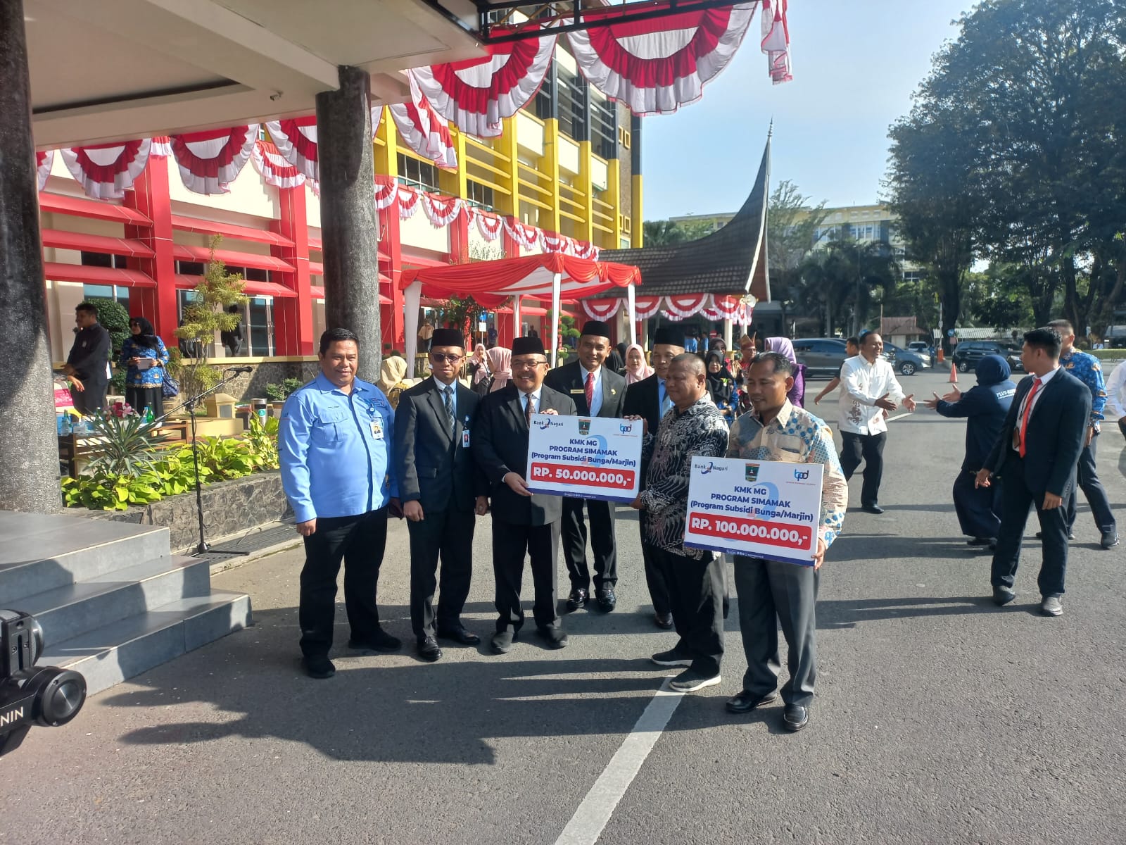 Penyerahan kredit kepada pelaku UKM pada saat dilakukan launching program Simamak di kantor Gubernur Sumbar